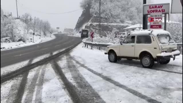 Kar yağışı Trabzon-Gümüşhane karayolunda ulaşımı olumsuz etkiliyor