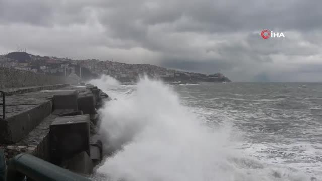 Zonguldak’ta dalgalar 7 metrelik istinat duvarını aştı