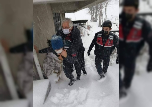 Ordu’da yardıma koşan jandarma, evinden çıkamayan yaşlı hastayı sırtında ambulansa taşıdı