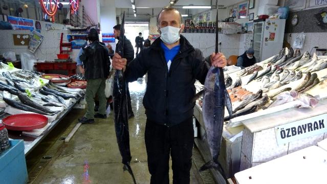 Karadeniz’de yeterli av olmayınca Trabzon Balık Halinde İzmir ve İstanbul’dan gelen balıklar satışa sunuldu