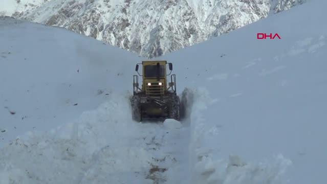 TRABZON Karadeniz’de kar nedeniyle 71 köy yolu kapandı