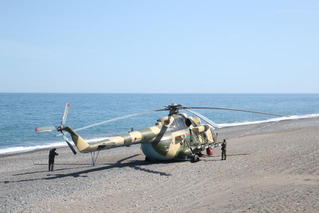 Sahile zorunlu iniş yapan Azerbaycan’a ait askeri helikopterdeki arıza giderilmeye çalışılıyor