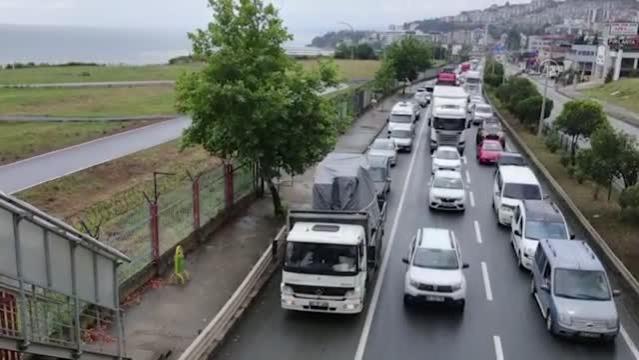 Kaza yapan tır Karadeniz Sahil Yolu’nda trafiği aksattı