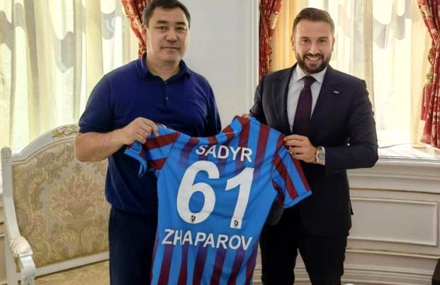Kırgızistan Devlet Başkanı’na Trabzonspor formasıek