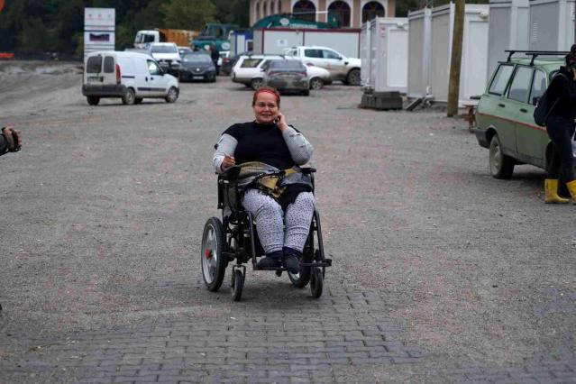 Doğuştan yürüme engelli Zübeyda’nın akülü sandalye sevinci