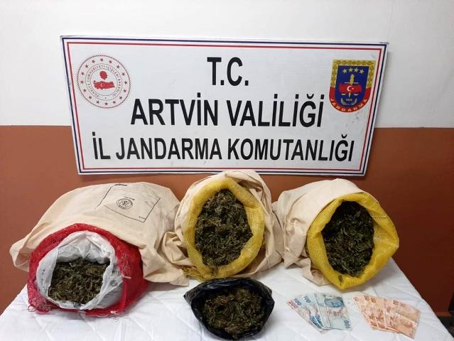 Artvin’de 4 kilo 183 gram kubar esrar ele geçirildi