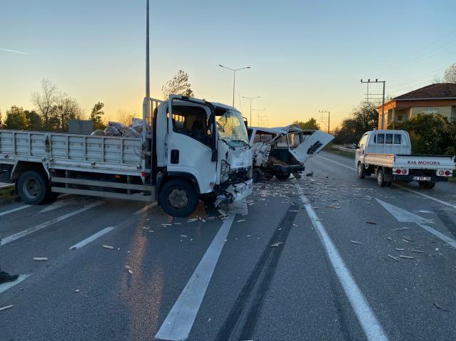 Çarşamba’da kamyonla çarpışan minibüsün sürücüsü yaralandı