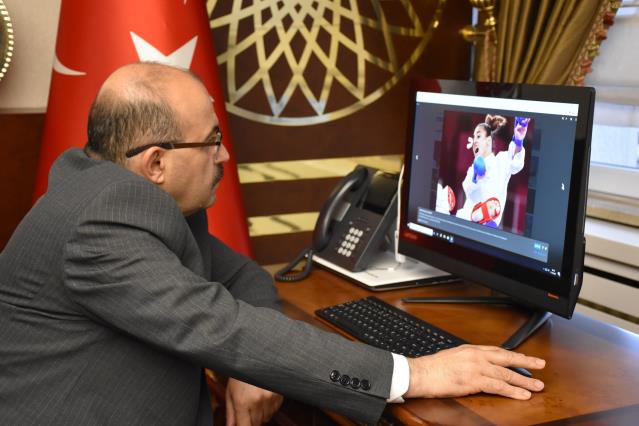 Trabzon Valisi Ustaoğlu, AA’nın “Yılın Fotoğrafları” oylamasına katıldı