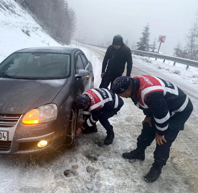 Karlı yolda kalan araçları jandarma ekipleri kurtardı