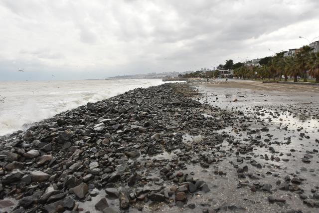 Karadeniz’de 2 metreyi bulan dalgalar Samsun sahilinde tahribata yol açtı