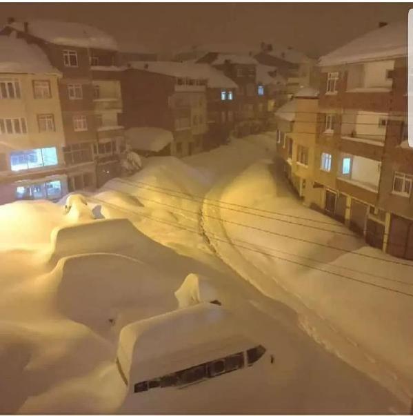 Karadeniz’de kar esareti; araçlar kayboldu, evlerin girişleri kapandı
