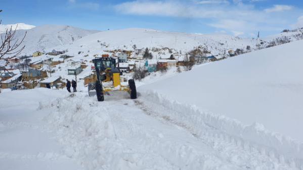 Karadeniz’de kar yağışı nedeniyle 1075 yerleşim yerinin yolu kapandı