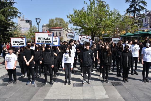 Trabzon’da lise öğrencileri “Mutluluğa kurşun sıkma” kampanyasına dikkati çekti