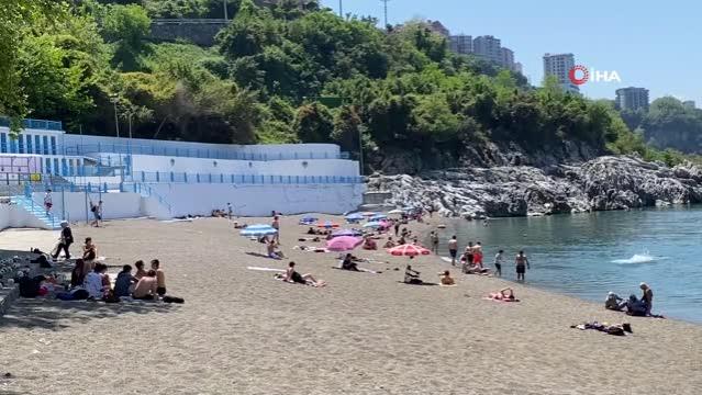 Sıcak havayı fırsat bilen Zonguldaklılar plaja akın etti