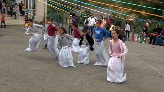 Rize’de çocuklar geleneksel çocuk oyunlarıyla doyasıya eğlendi
