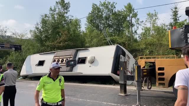 Çaycuma’da şarampole devrilen yolcu otobüsündeki 4 kişi yaralandı
