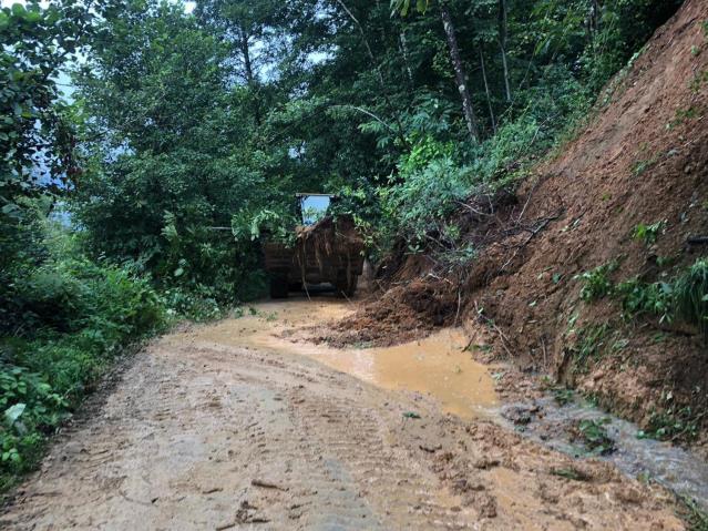 Rize’de yağışın ardından toprak kayması nedeniyle kapanan köy yolları ulaşıma açıldı