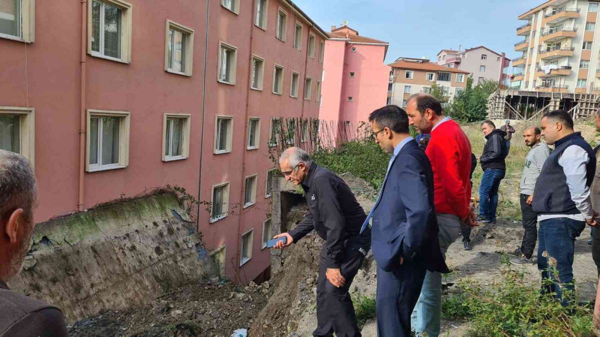 Zonguldak’da istinat duvarı çöktü: 20 daire tahliye edildi