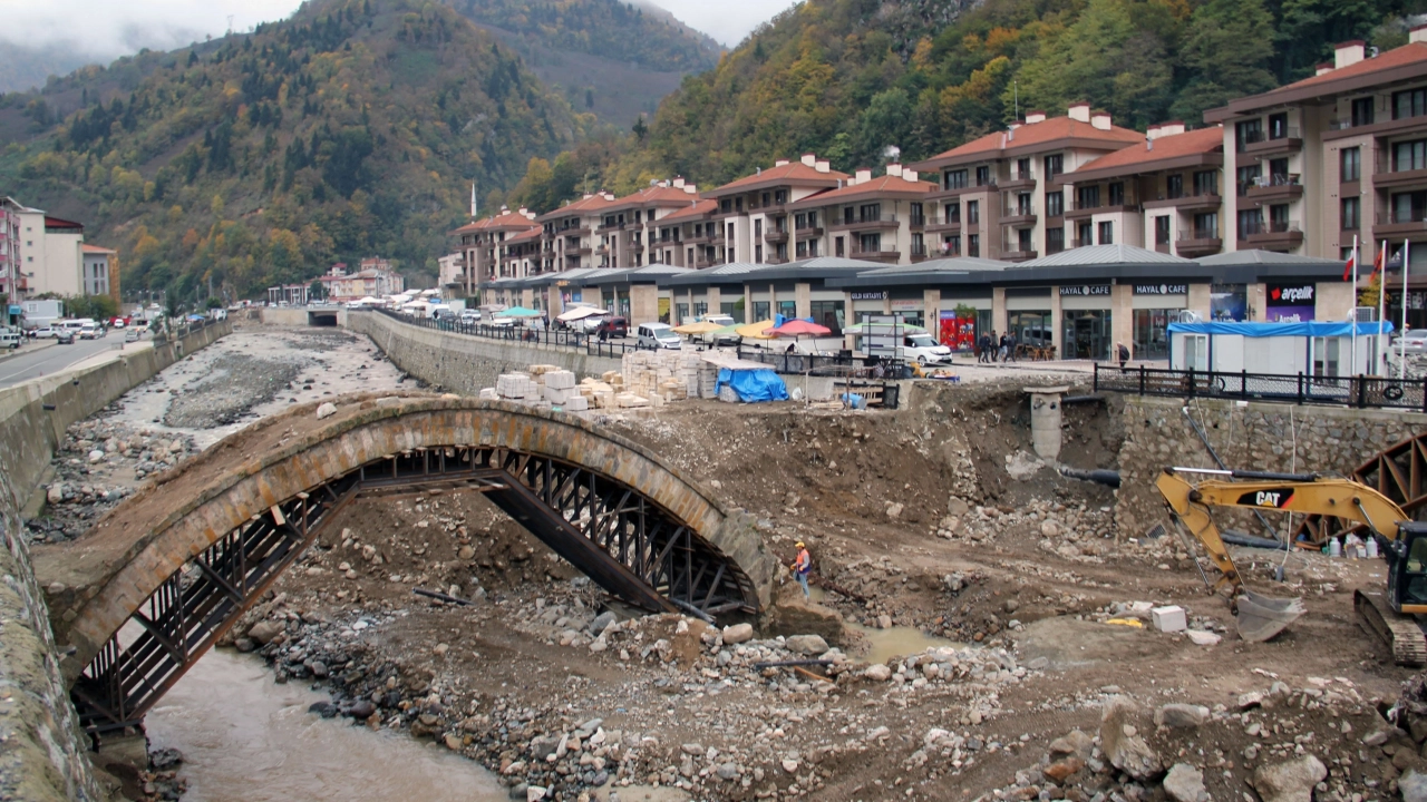 Dereli’de 2 yıl önce yaşanan selde zarar gören tarihi kemer köprünün onarımına başlandı