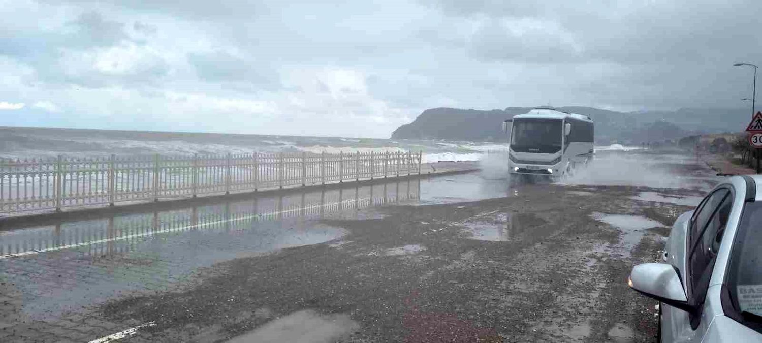 Karadeniz’de fırtına etkili oluyor: Dalgalar sahili dövdü