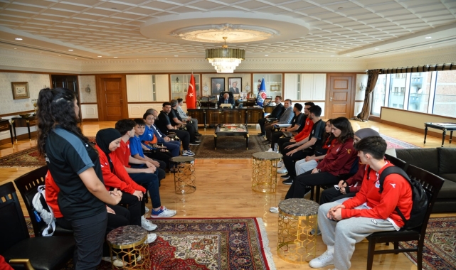 Trabzon Büyükşehir Belediye Başkanı Murat Zorluoğlu, Büyükşehir Belediyespor Kulübü sporcuları ve antrenörleri ile görüştü