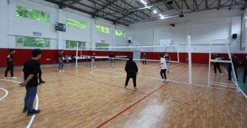 Giresun’un Yağlıdere ilçesinde, Cumhuriyet’in kuruluşunun 100. yıl dönümü etkinlikleri kapsamında voleybol turnuvası düzenlendi.