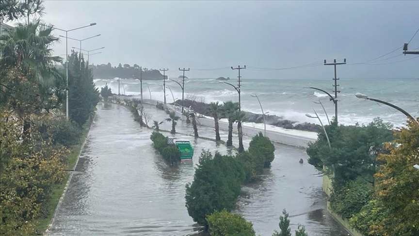 Tirebolu’da fırtına ve dev dalgaların yol açtığı hasar