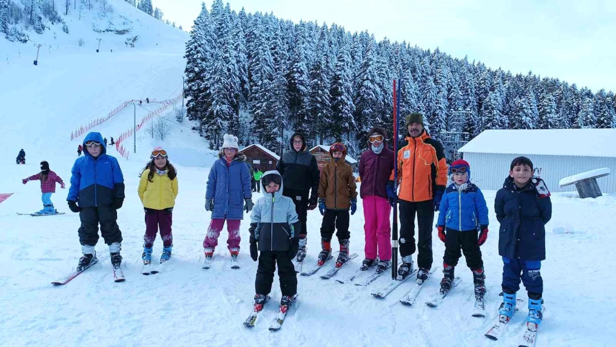 Artvin Atabarı Kayak Merkezinde Yarı Yıl Tatilinde Açılan Temel Kayak Eğitimi Kursu Yoğun İlgi Görüyor