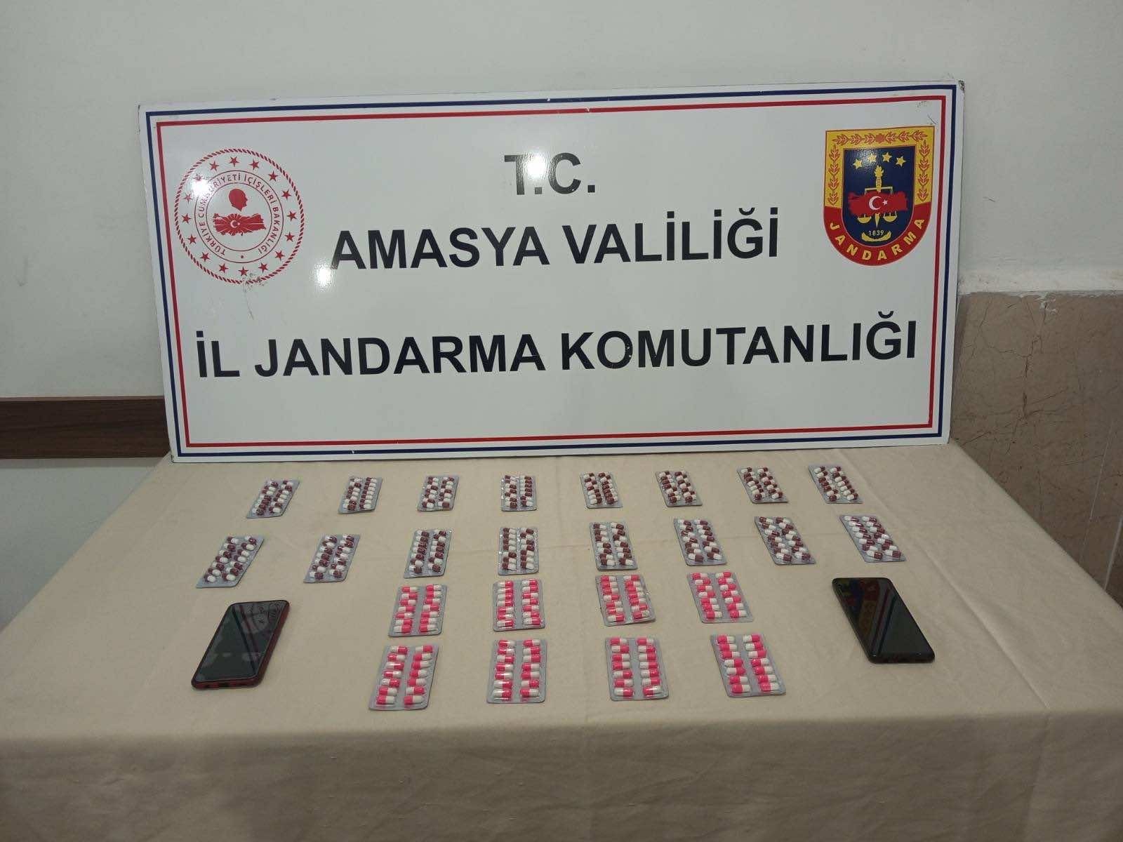 Amasya’da Sentetik Uyuşturucu Operasyonu: 336 Hap Ele Geçirildi, 2 Gözaltı!