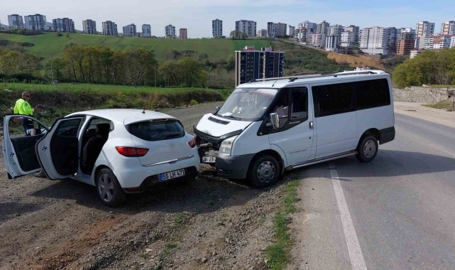Samsun’da minibüs ile otomobilin çarpıştığı trafik kazasında 2 kişi yaralandı