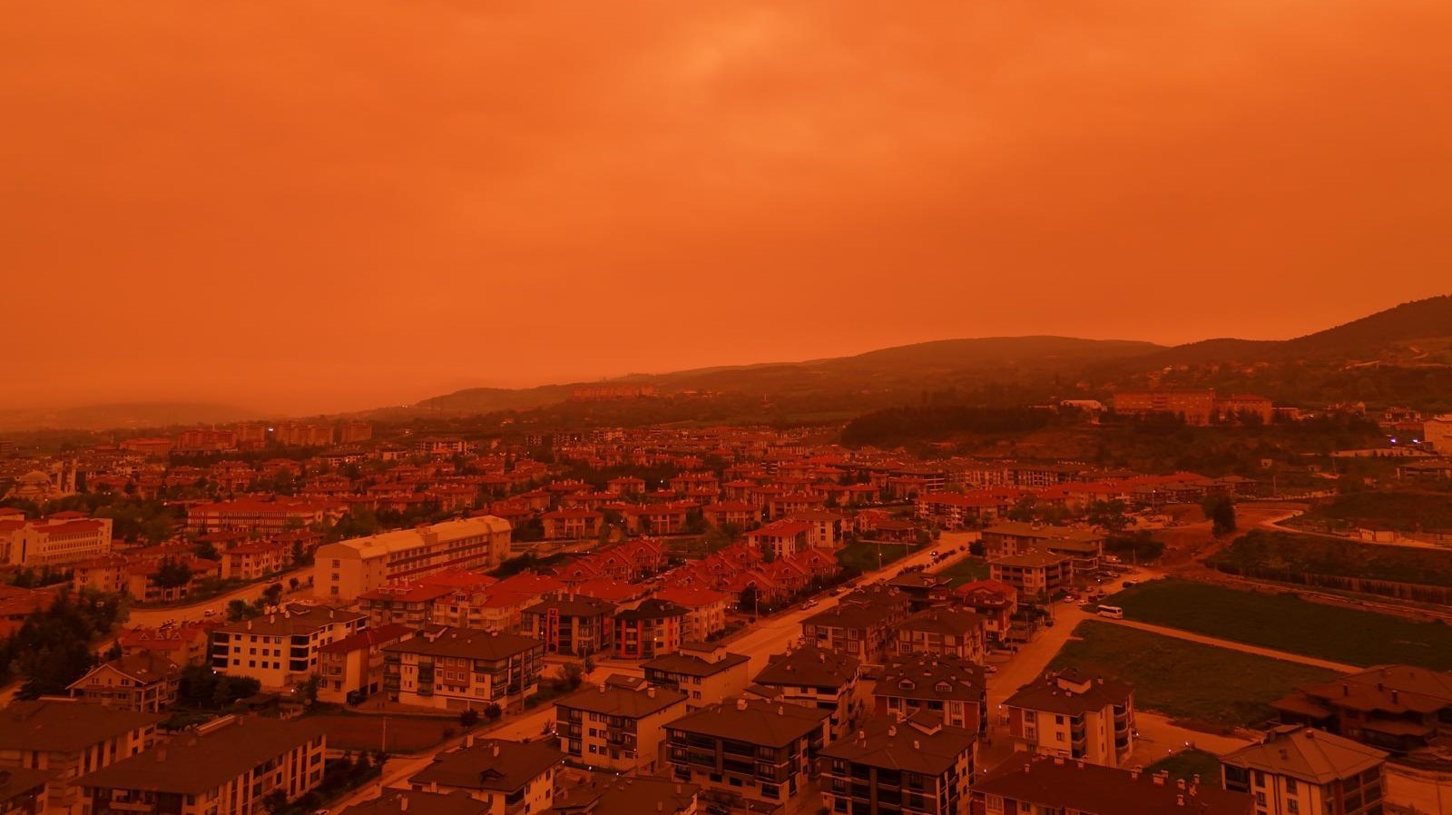 Bolu’da Gökyüzü Renk Değiştirdi: Çöl Tozları Tehlike Saçıyor