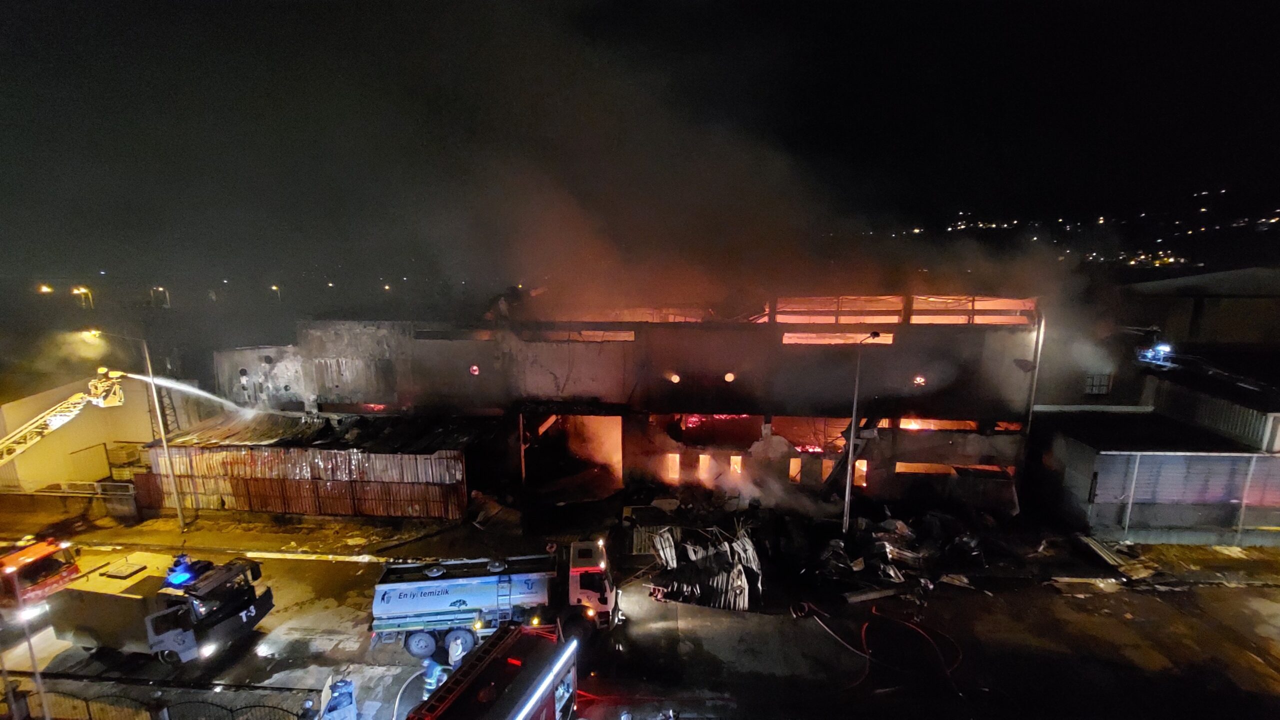 Samsun’da Yatak ve Koltuk Fabrikasındaki Yangınla Mücadele Devam Ediyor: Vali ve Belediye Başkanı İncelemelerde Bulundu