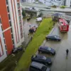 Trabzon’da Otomobil Sitenin Bahçesine Düştü