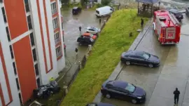 Trabzon’da Otomobil Sitenin Bahçesine Düştü