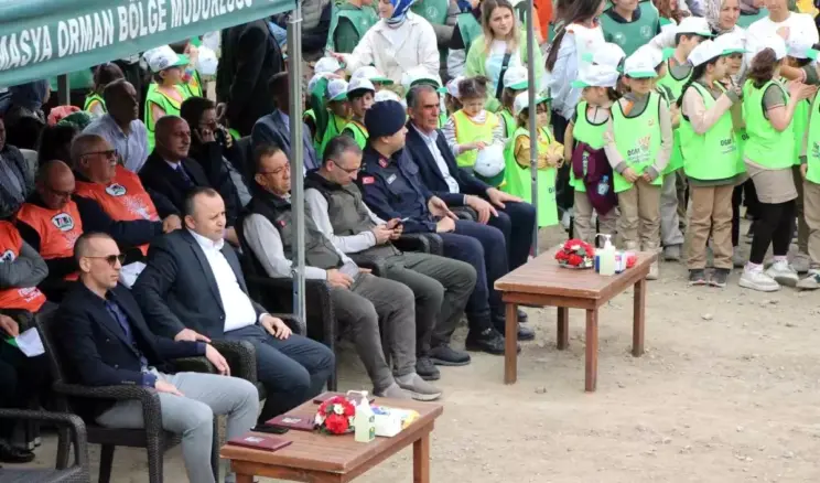 Amasya’da Orman Haftası Programında Öğrenciler Ayakta Bekledi