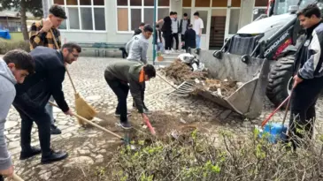 Liselilerden cami temizliği