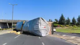 Düzce’de Tır Devrildi, Ulaşım Aksadı