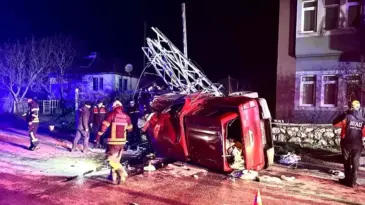Amasya’da Kamyonet Elektrik Direğine Çarptı