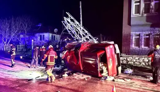 Amasya’da Kamyonet Elektrik Direğine Çarptı