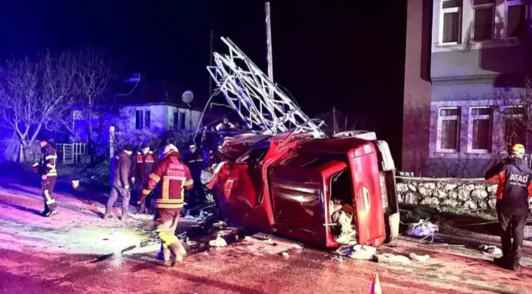 Amasya’da Kamyonet Elektrik Direğine Çarptı