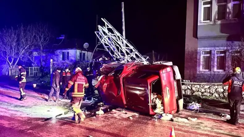 Amasya’da Kamyonet Elektrik Direğine Çarptı