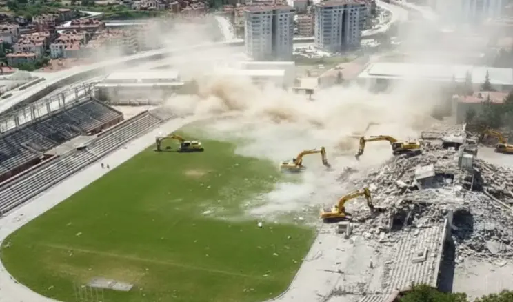 Depreme dayanıksız olan 41 yıllık stat tarihe karışıyor