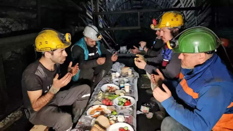 Zonguldak’ta Madenciler Yer Altında Sahur Yaptı