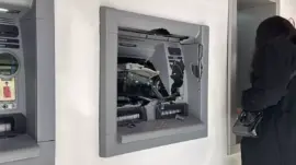 Ne yaptıysa olmadı, para çekemeyince ATM’ye saldırdı