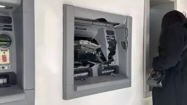 Ne yaptıysa olmadı, para çekemeyince ATM’ye saldırdı