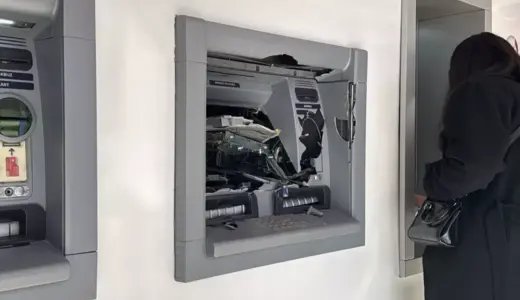 Ne yaptıysa olmadı, para çekemeyince ATM’ye saldırdı