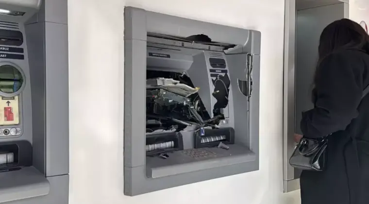 Ne yaptıysa olmadı, para çekemeyince ATM’ye saldırdı